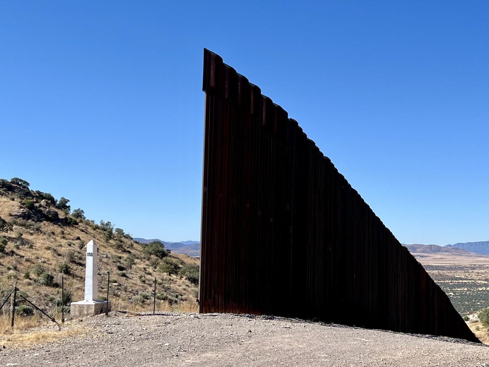 Border monument and wall